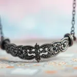 Naszyjnik tattoo choker: co oznacza i jakie ma znaczenie?