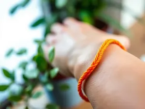 Co oznacza pomarańczowa bransoletka? Odkryj jej symbolikę!