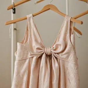 Jak zawiążać kokardę na sukience?